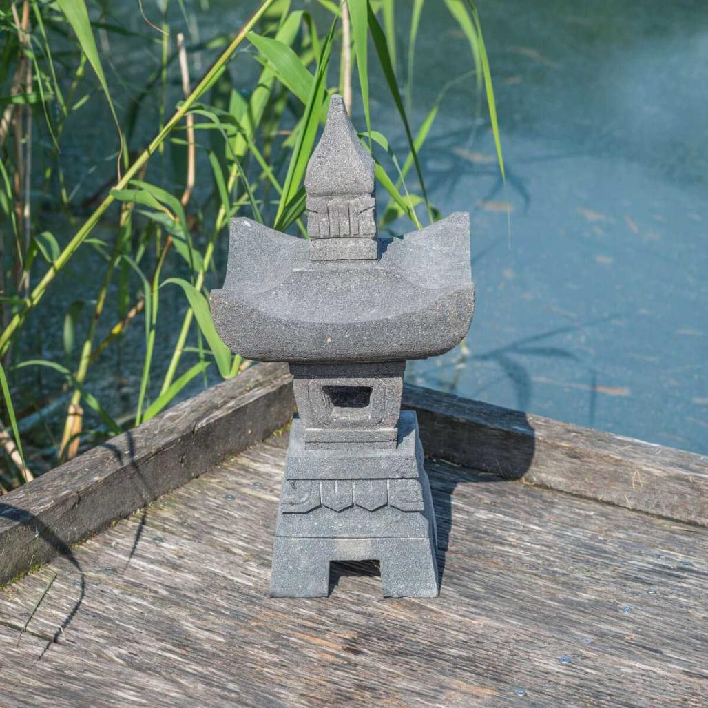 Lanterne japonaise en pierre de lave 55cm Lanterne japonaise en pierre de lave 55cm