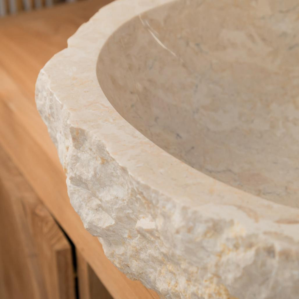Grande vasque de salle de bain à poser Roc en marbre crème Grande vasque de salle de bain à poser Roc en marbre crème