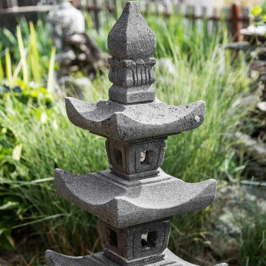 Lanterne japonaise pagode en pierre de lave 1.10 m