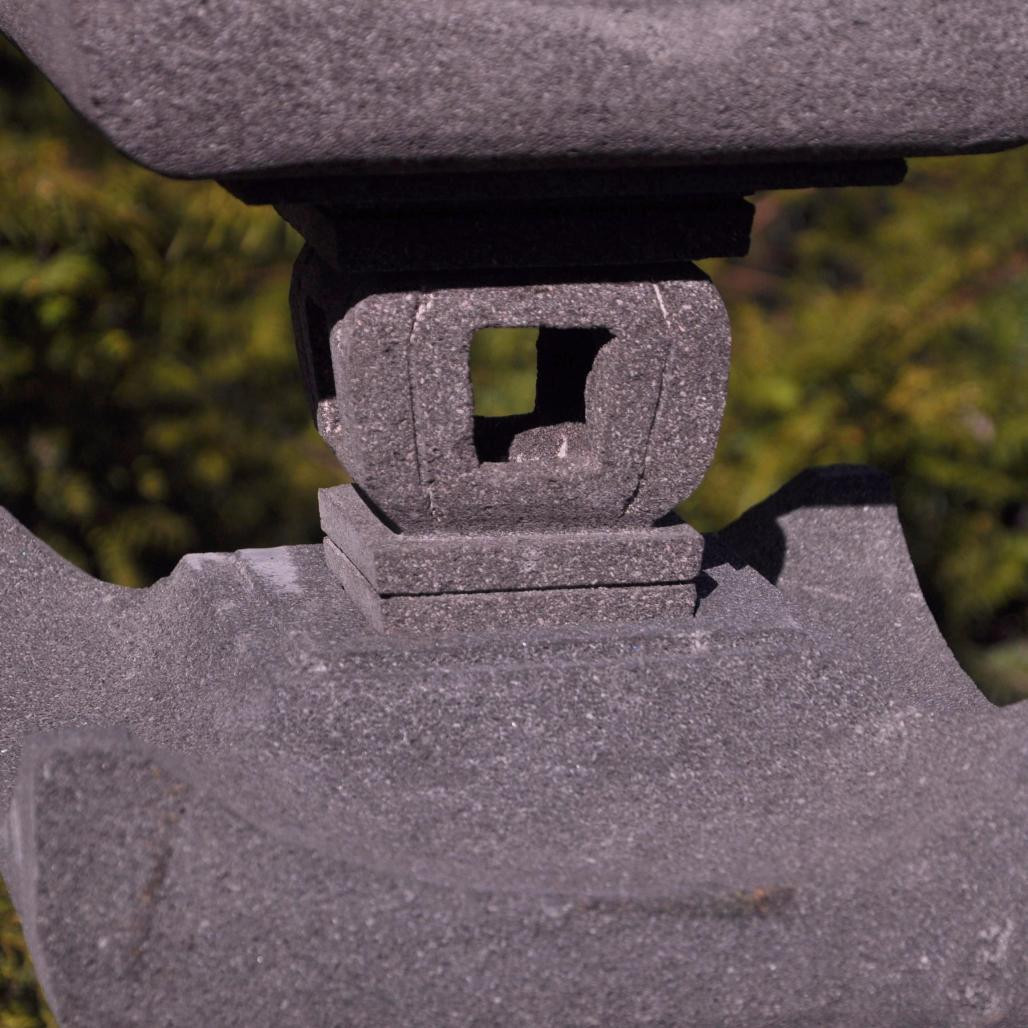 Lanterne japonaise pagode en pierre de lave 1.10 m