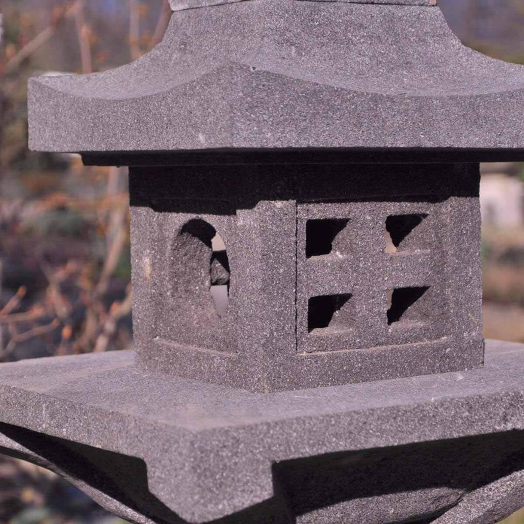 Lanterne japonaise pagode zen en pierre de lave 105 cm Lanterne japonaise pagode zen en pierre de lave 105 cm