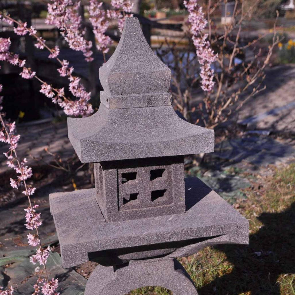 Lanterne japonaise pagode zen en pierre de lave 105 cm Lanterne japonaise pagode zen en pierre de lave 105 cm