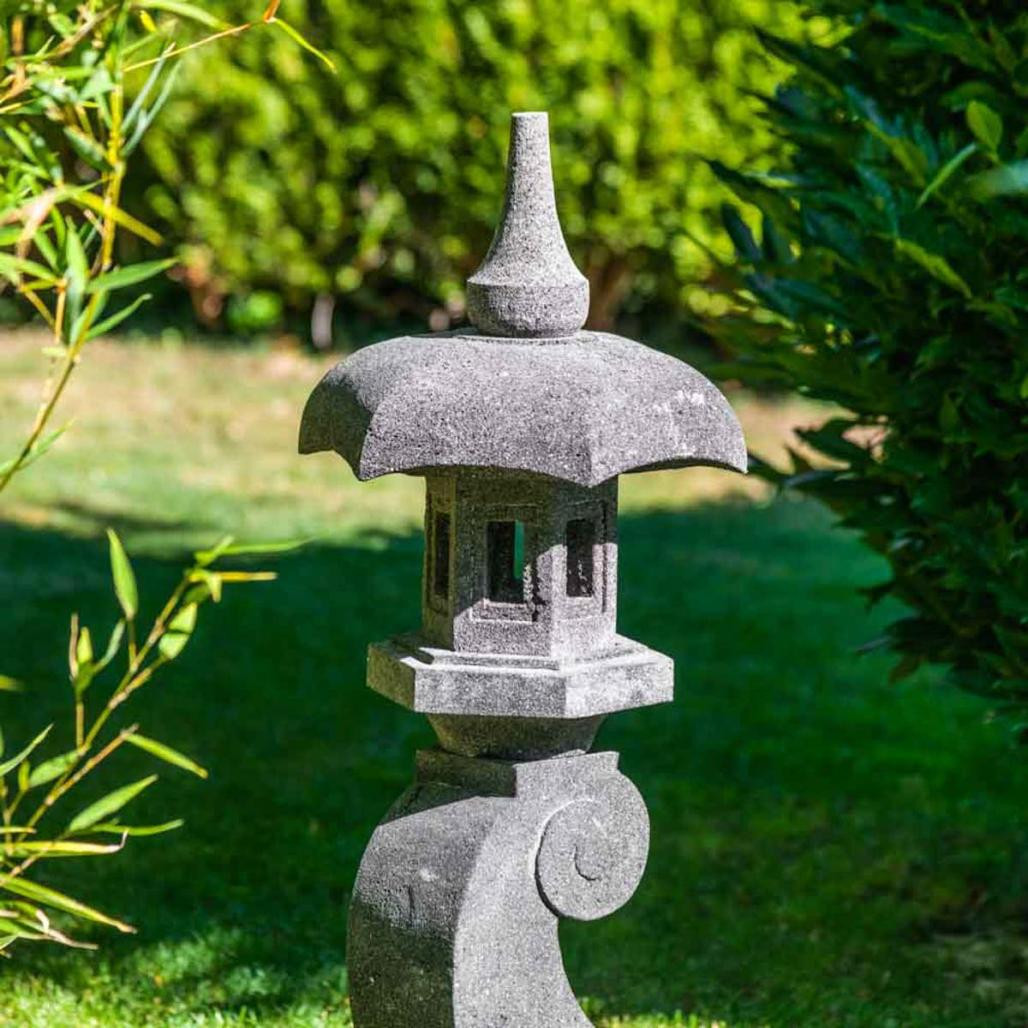 Lanterne japonaise pagode zen en pierre de lave 90 cm Lanterne japonaise pagode zen en pierre de lave 90 cm