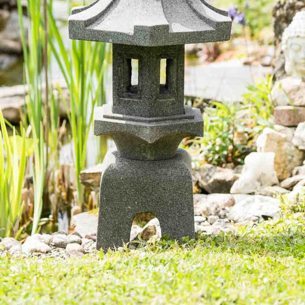 Lanterne japonaise pagode zen en pierre de lave 80 cm Lanterne japonaise pagode zen en pierre de lave 80 cm