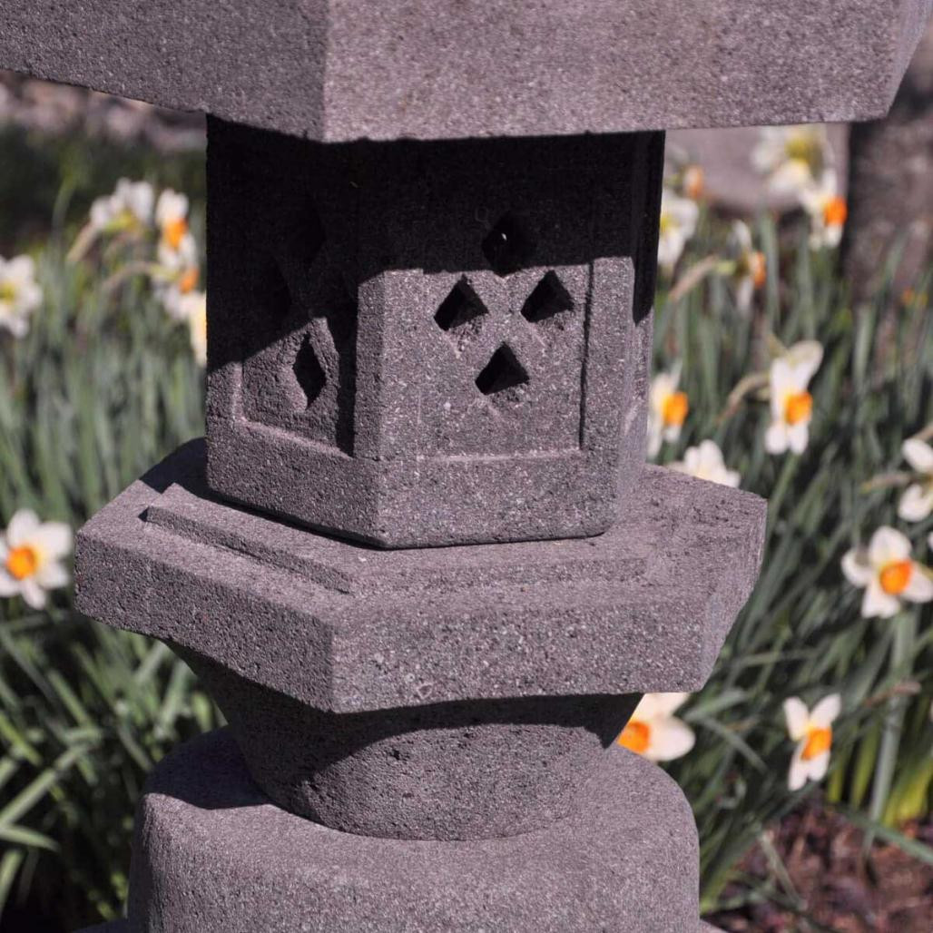 Lanterne japonaise pagode en pierre de lave 1.20 m Lanterne japonaise pagode en pierre de lave 1.20 m