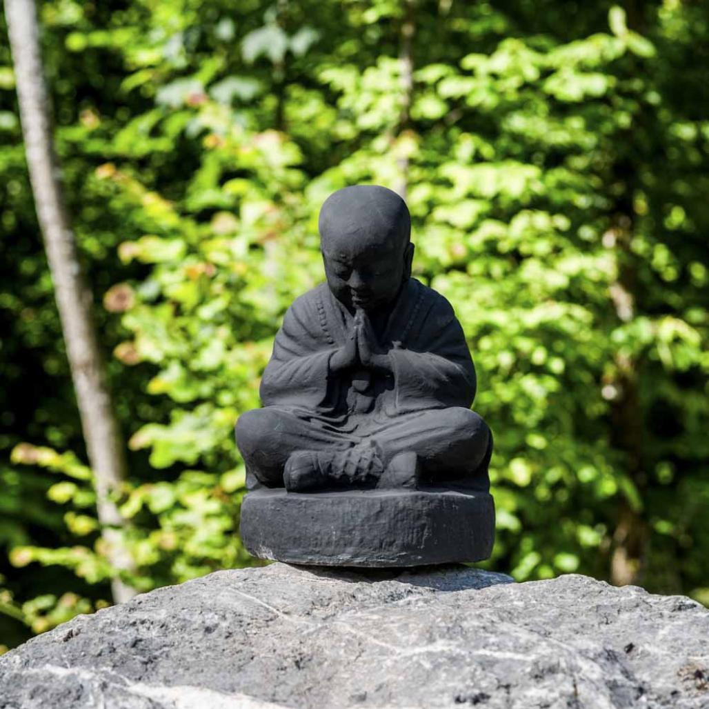 Statue moine shaolin assis noir patiné 40 cm