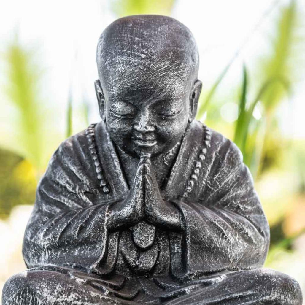 Statue moine shaolin assis gris patiné 40 cm