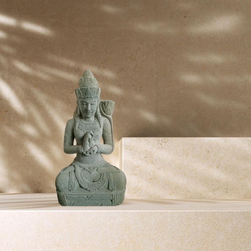 Statue déesse assise en pierre jardin zen position chakra 50 cm