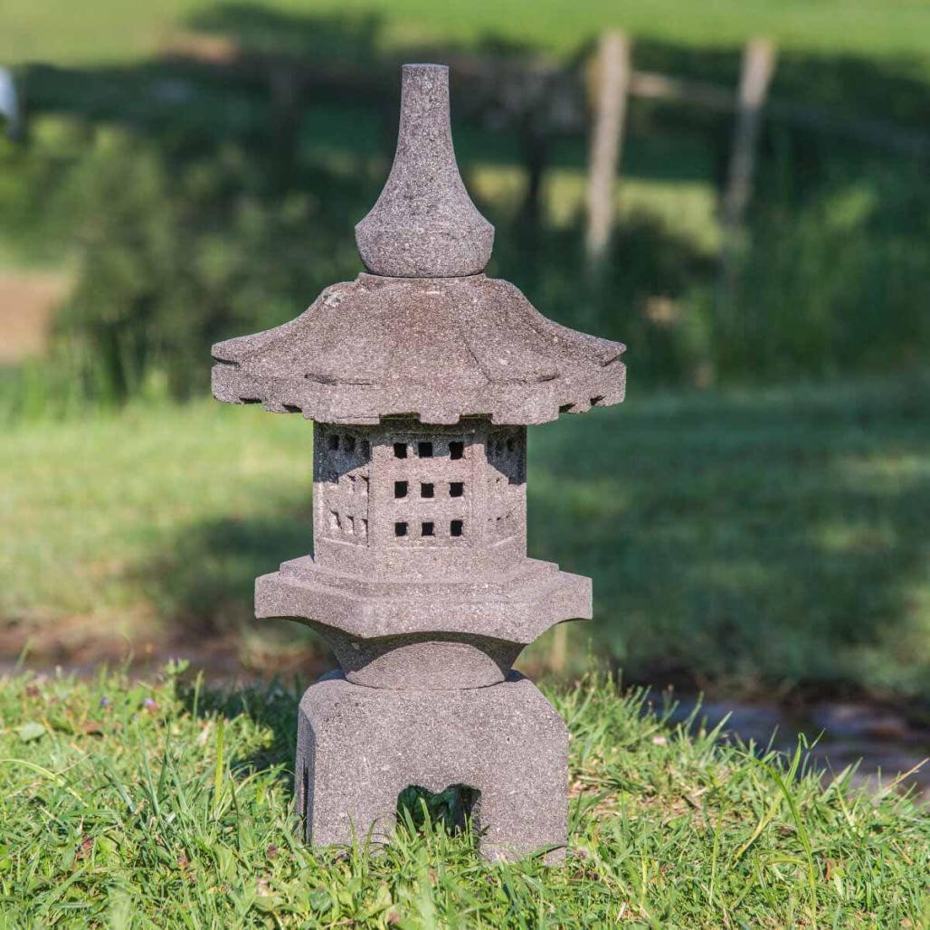 Lanterne japonaise toro en pierre de lave 55cm Lanterne japonaise toro en pierre de lave 55cm