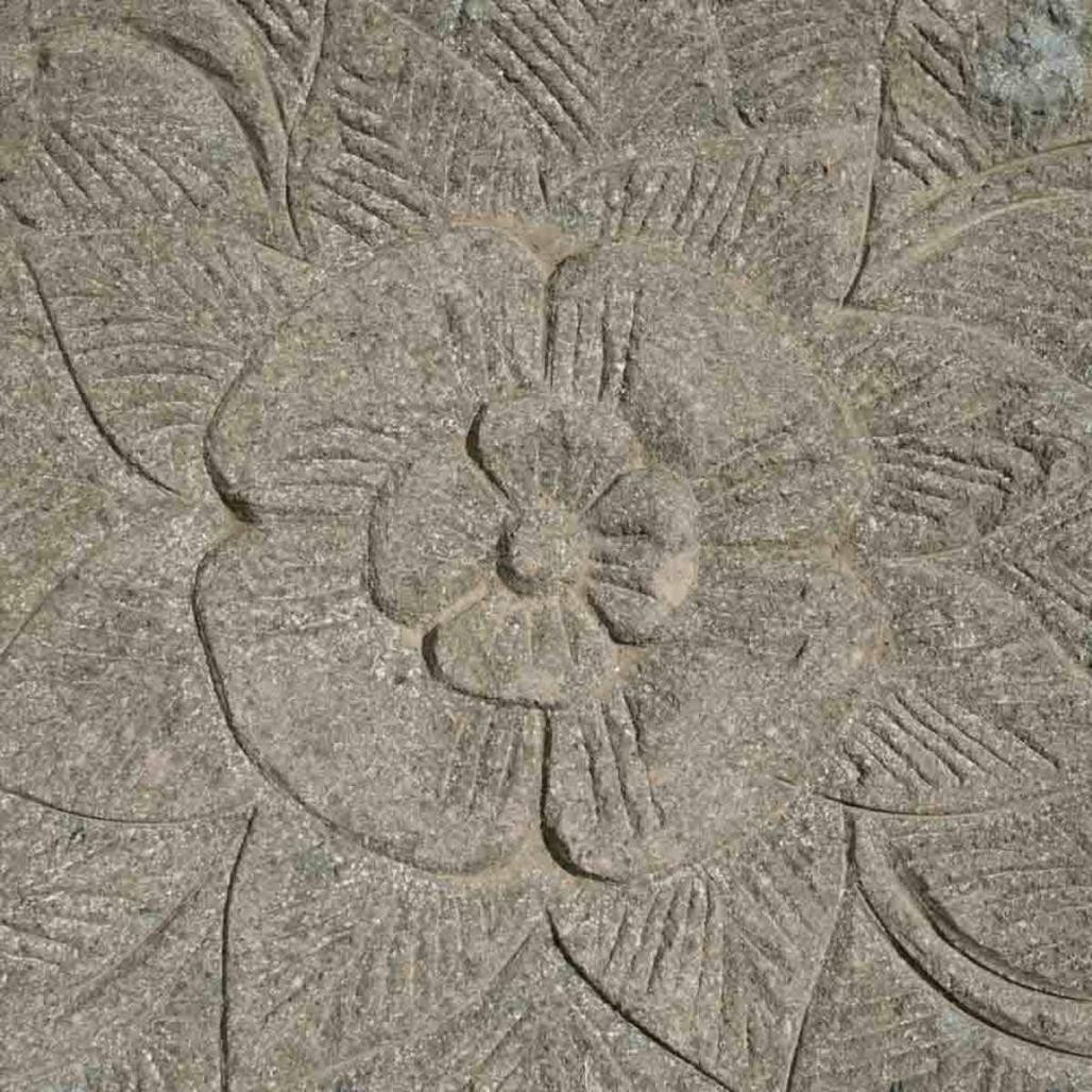 2 pas japonais en pierre volcanique sculpté fleur 60x50cm 2 pas japonais en pierre volcanique sculpté fleur 60x50cm