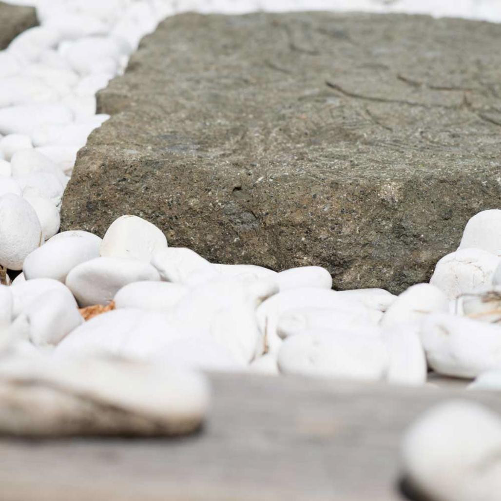 2 pas japonais en pierre volcanique sculpté fleur 60x50cm 2 pas japonais en pierre volcanique sculpté fleur 60x50cm