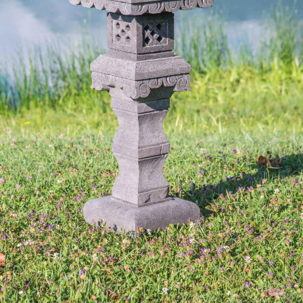 Lampe jardin japonais en pierre de lave 1.20 m Lampe jardin japonais en pierre de lave 1.20 m