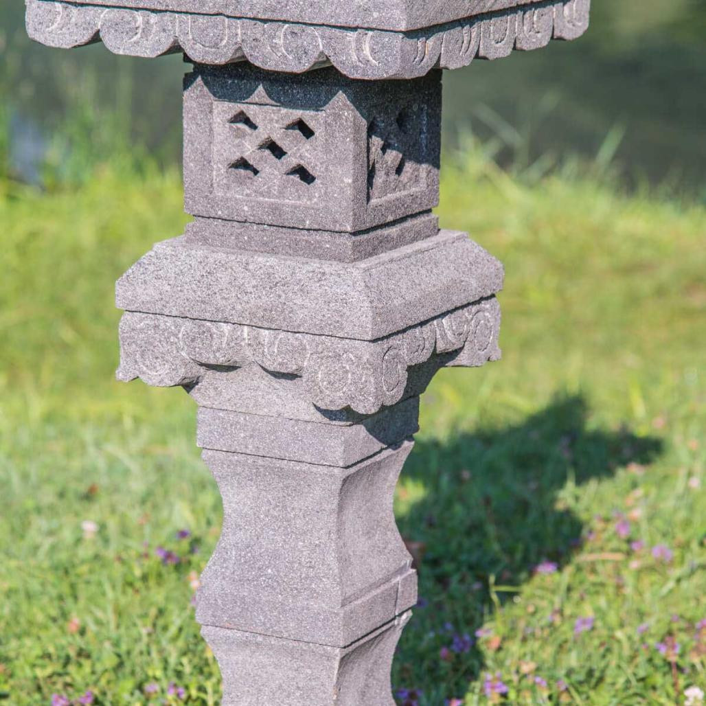 Lampe jardin japonais en pierre de lave 1.20 m Lampe jardin japonais en pierre de lave 1.20 m