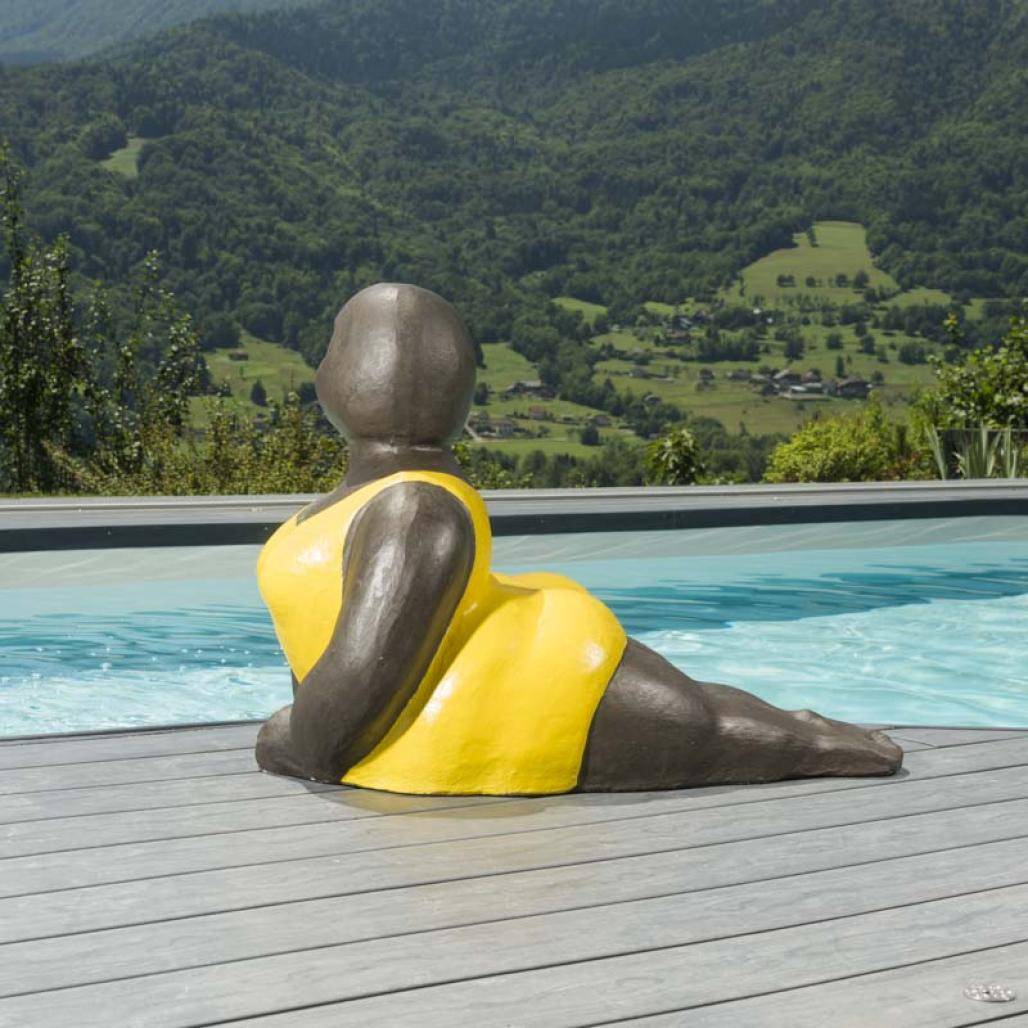 Statue grosse femme jaune Statue grosse femme jaune
