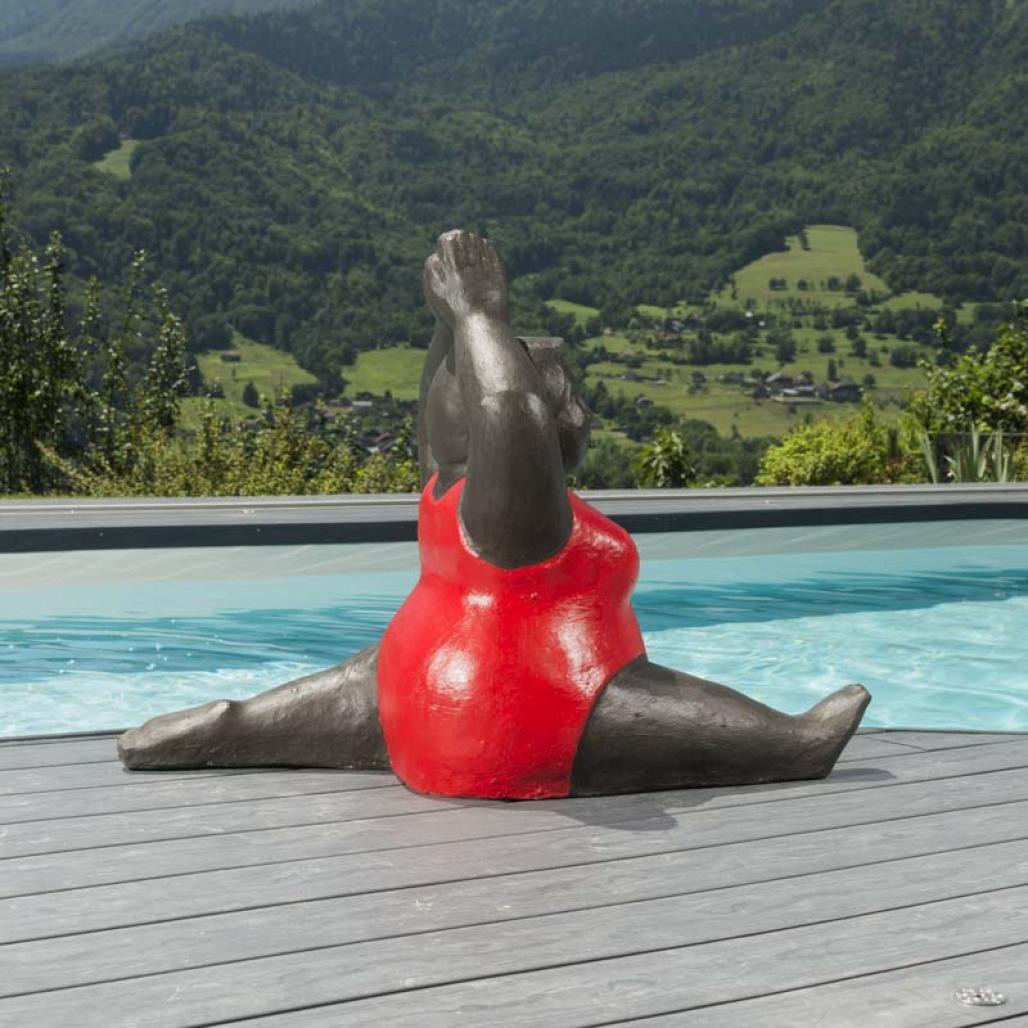 Sculpture de grosse femme en rouge Sculpture de grosse femme en rouge