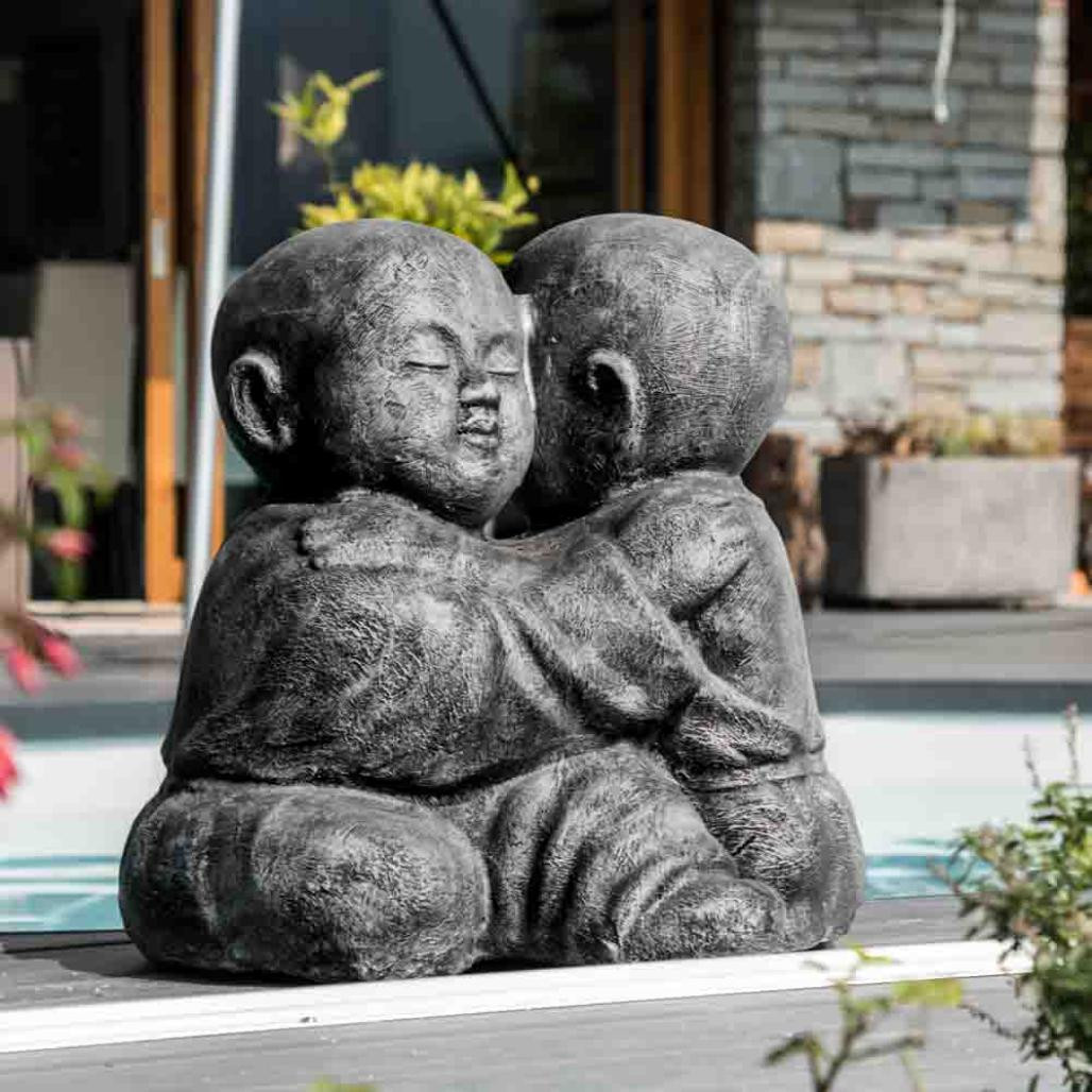 Statue moines shaolin enlacés patiné gris 50 cm
