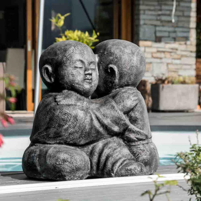 Statue moines shaolin enlacés patiné gris 50 cm