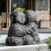 Statue moines shaolin enlacés patiné gris 50 cm