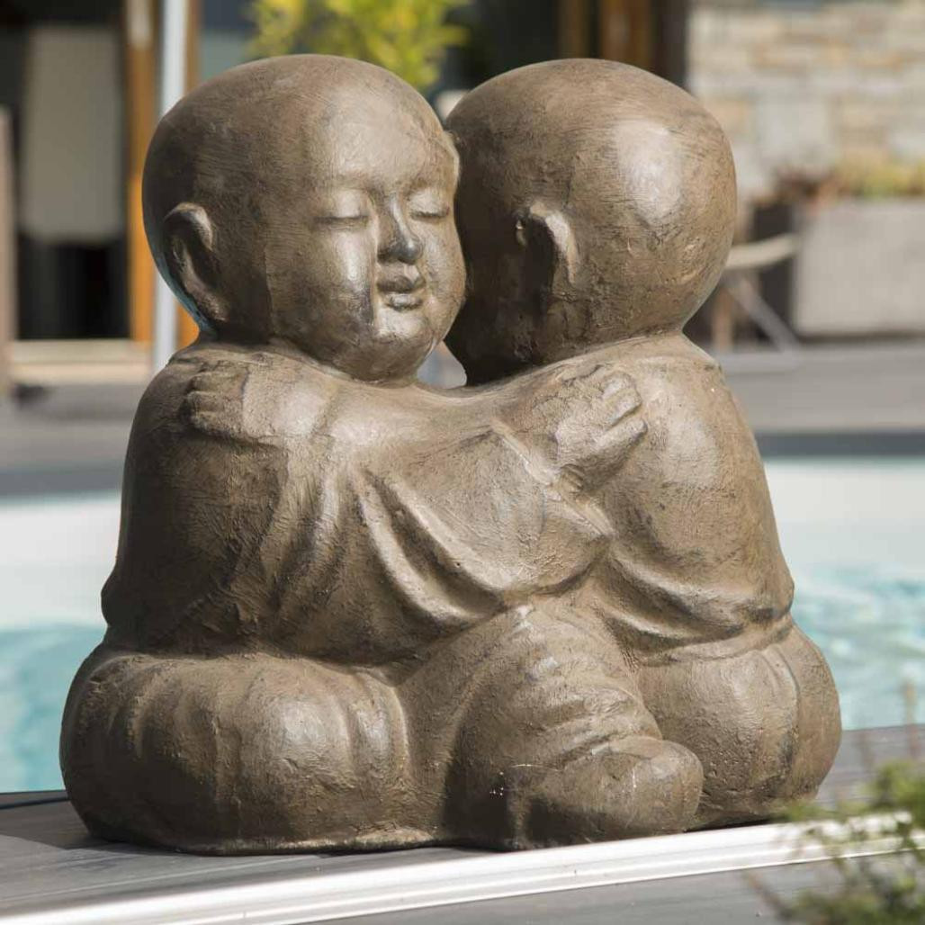Statue moines shaolin enlacés patiné brun antique 50 cm