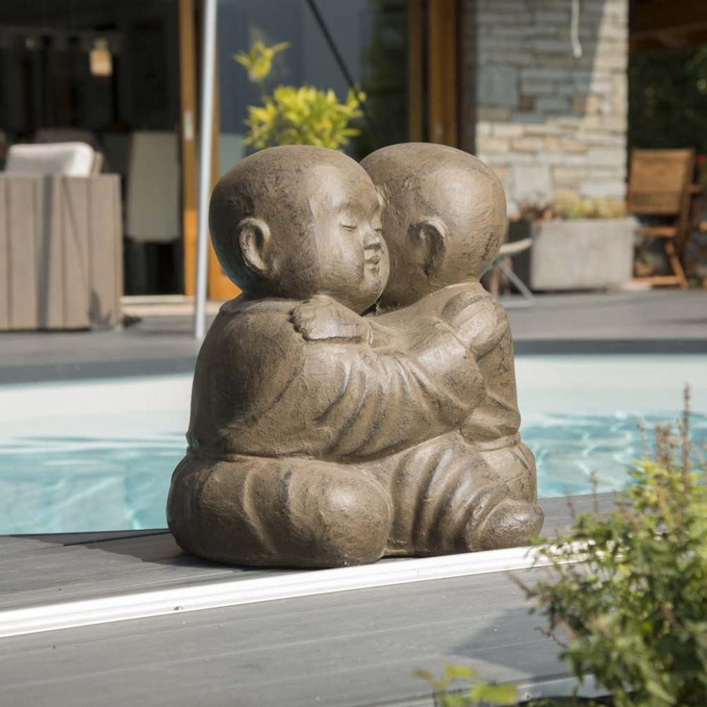 Statue moines shaolin enlacés patiné brun antique 50 cm