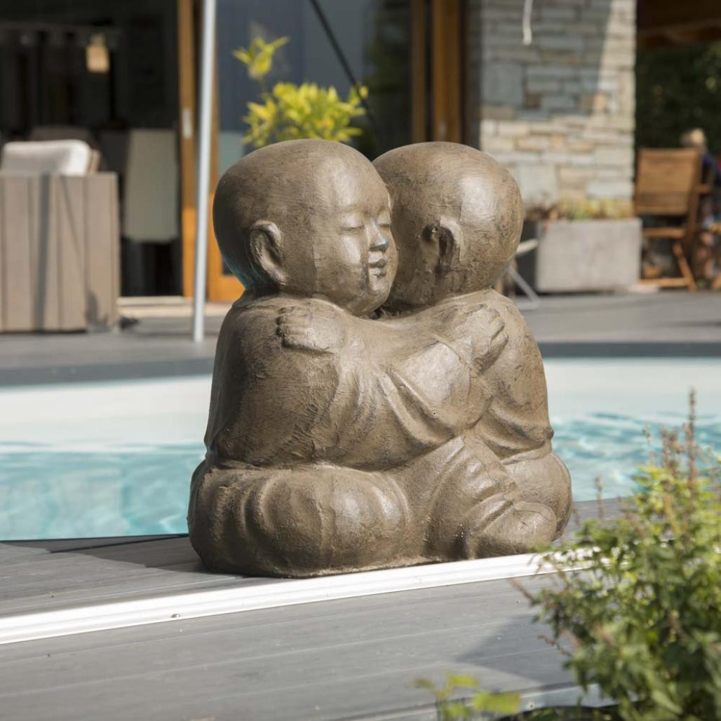 Statue moines shaolin enlacés patiné brun antique 50 cm