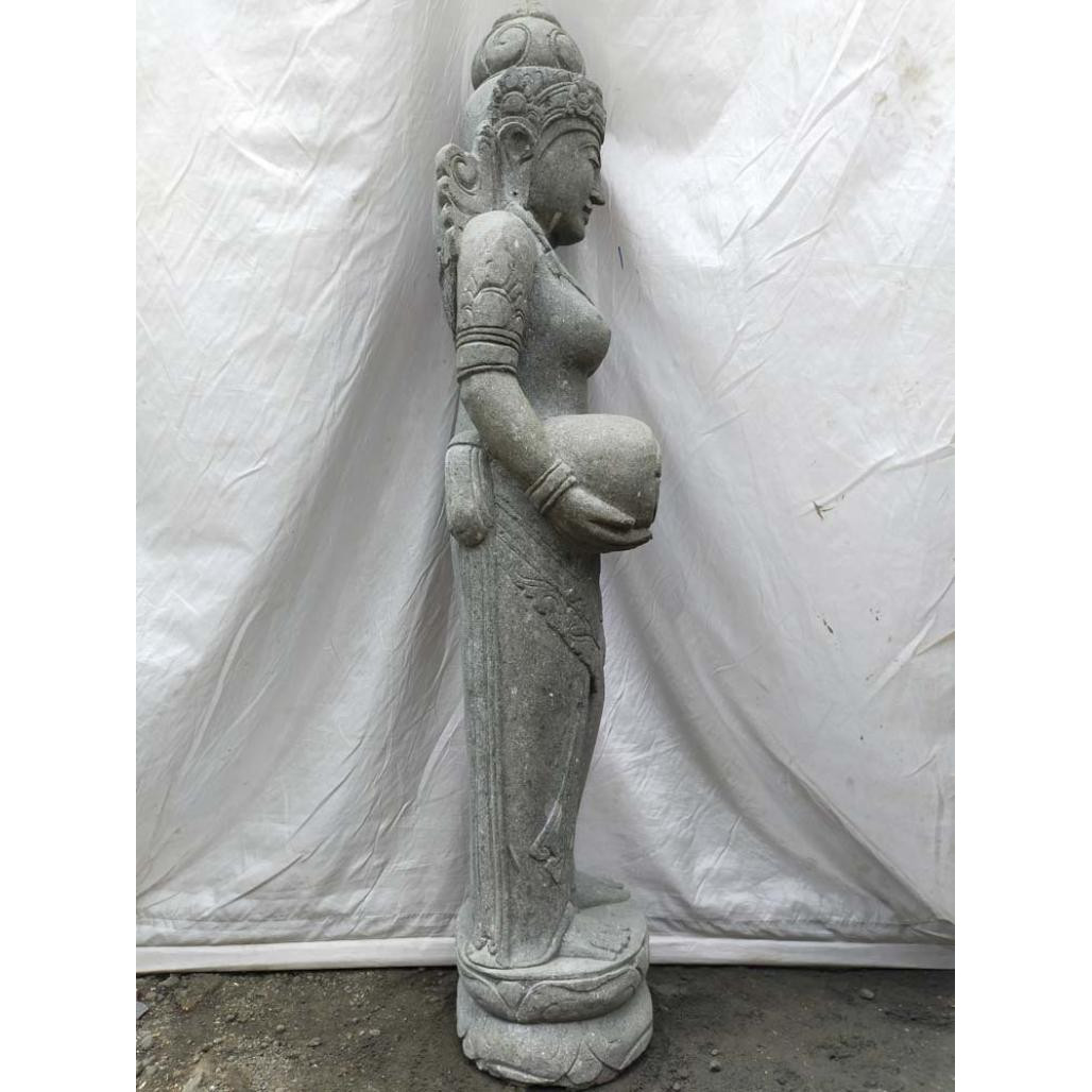 Statue en pierre volcanique verseuse d'eau déesse balinaise 1,50 m
