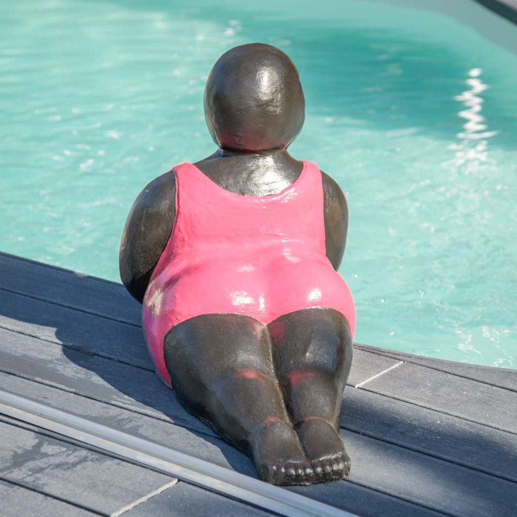 Statue contemporaine femme ronde position yoga fuschia Statue contemporaine femme ronde position yoga fuschia