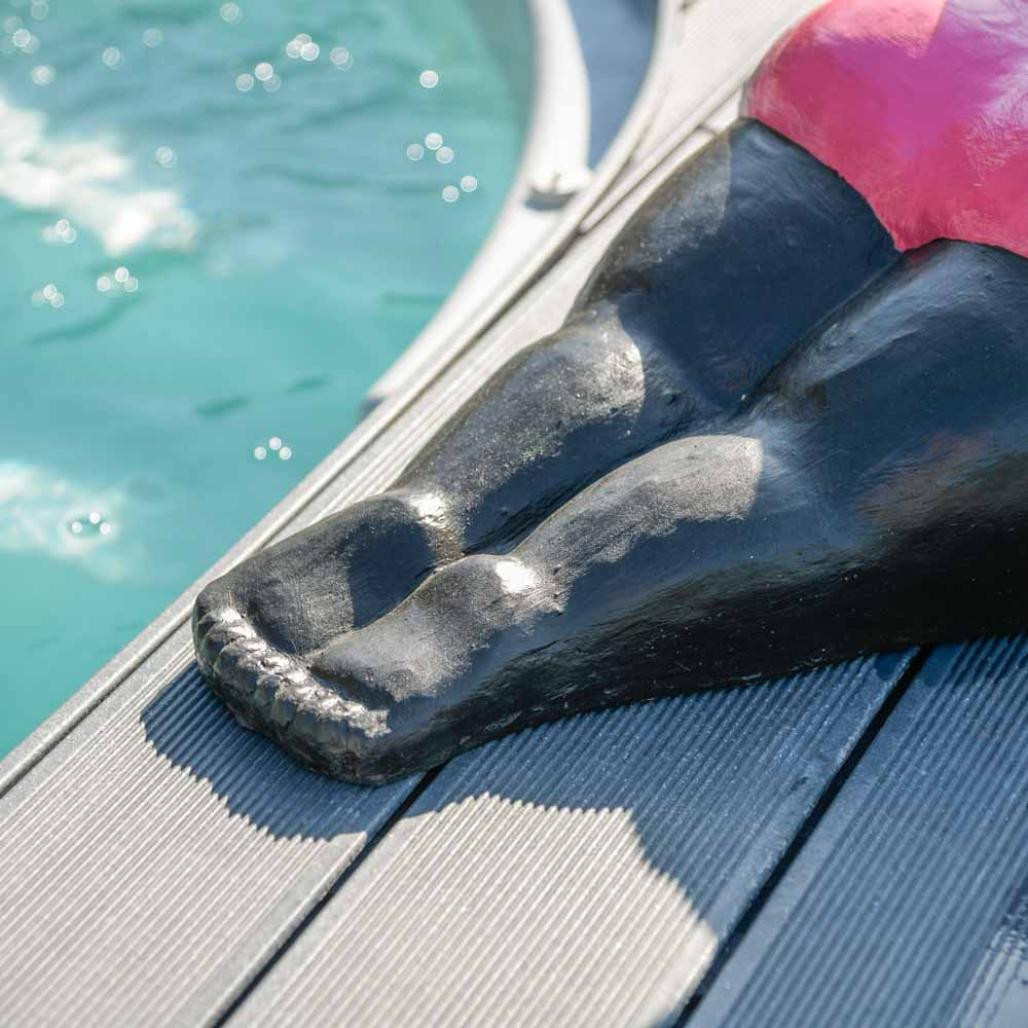 Statue contemporaine femme ronde position yoga fuschia Statue contemporaine femme ronde position yoga fuschia