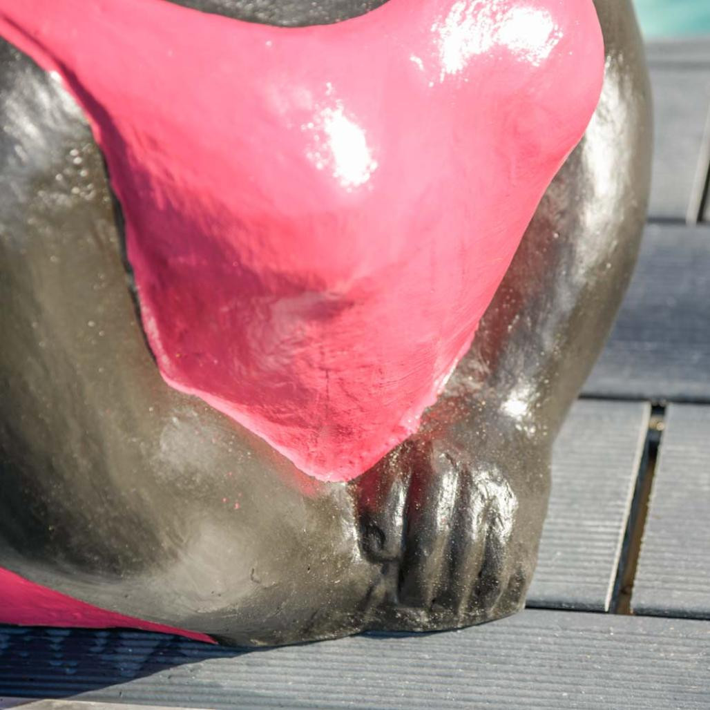 Statue contemporaine femme ronde position yoga fuschia Statue contemporaine femme ronde position yoga fuschia