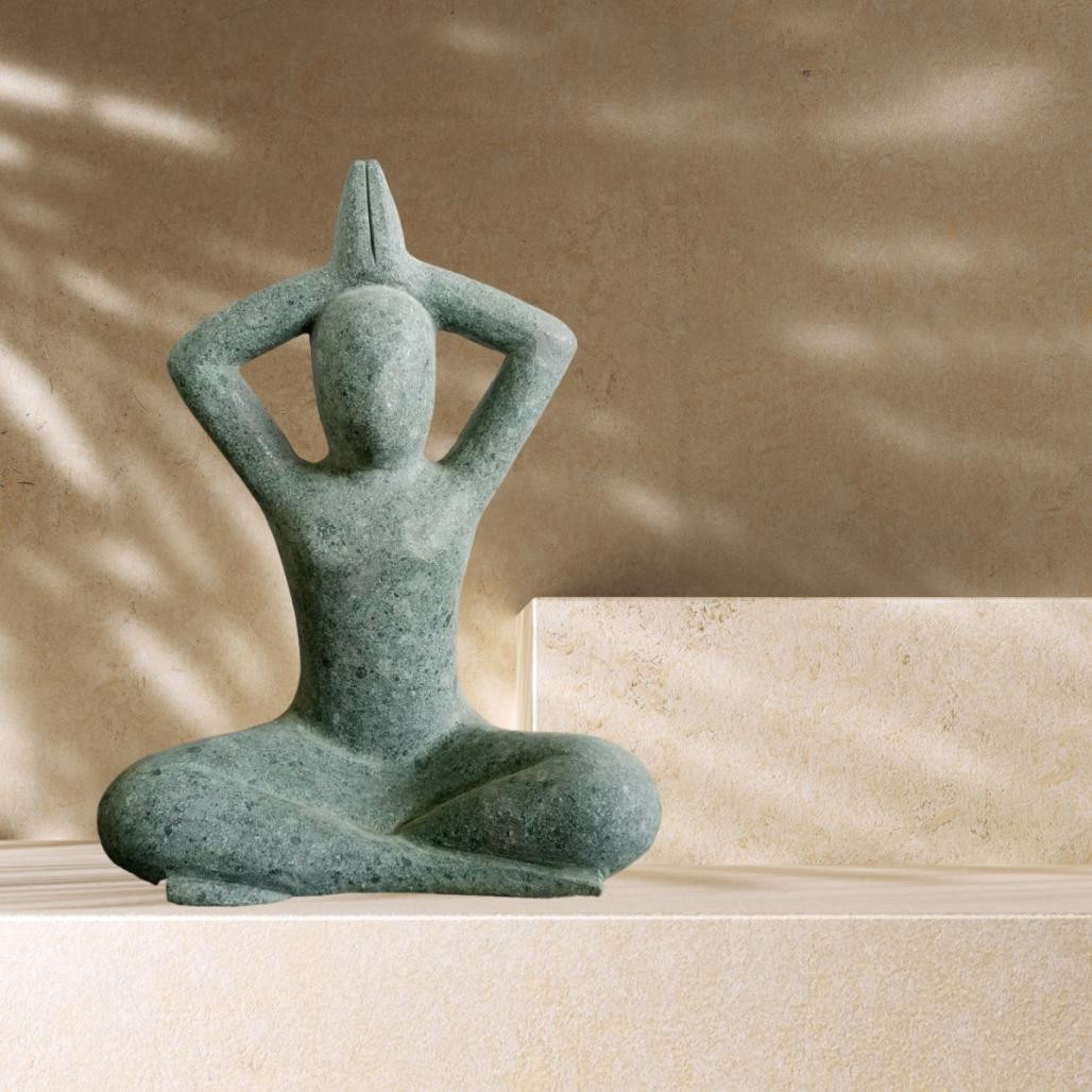 Statue en pierre volcanique design femme position yoga 75 cm