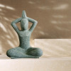 Statue en pierre volcanique design femme position yoga 75 cm