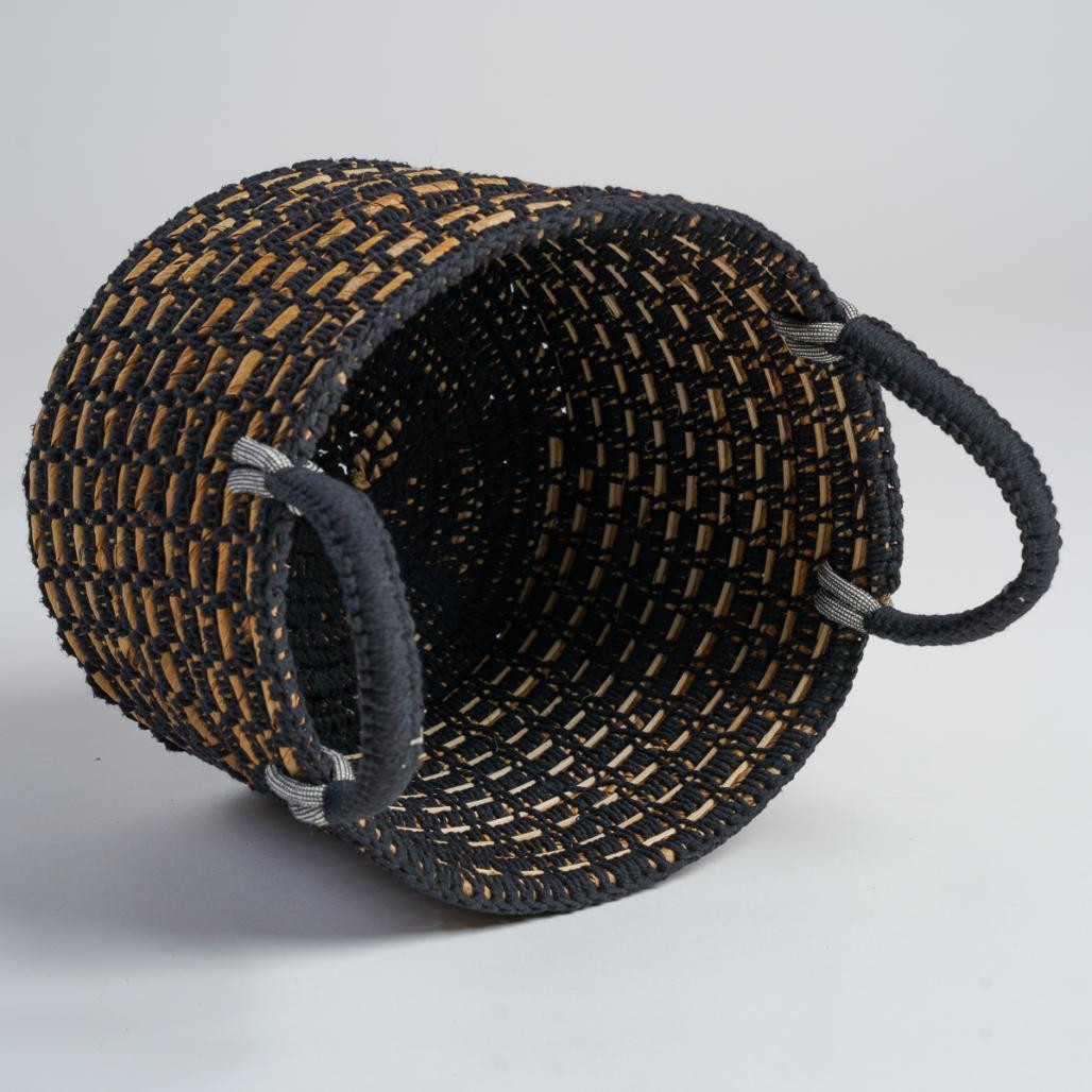 Panier en fibre végétale noir et beige L Anaya Panier en fibre végétale noir et beige L Anaya