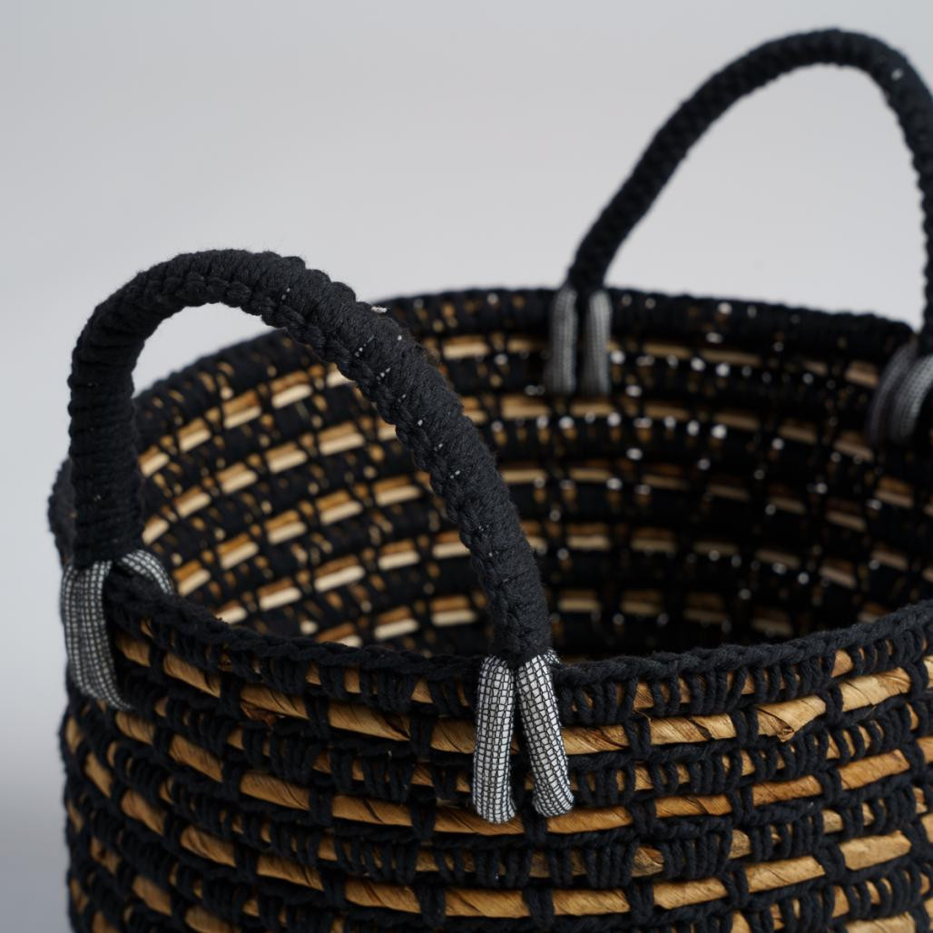 Panier en fibre végétale noir et beige L Anaya Panier en fibre végétale noir et beige L Anaya