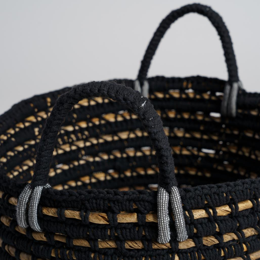 Panier en fibre végétale noir et beige M Anaya Panier en fibre végétale noir et beige M Anaya