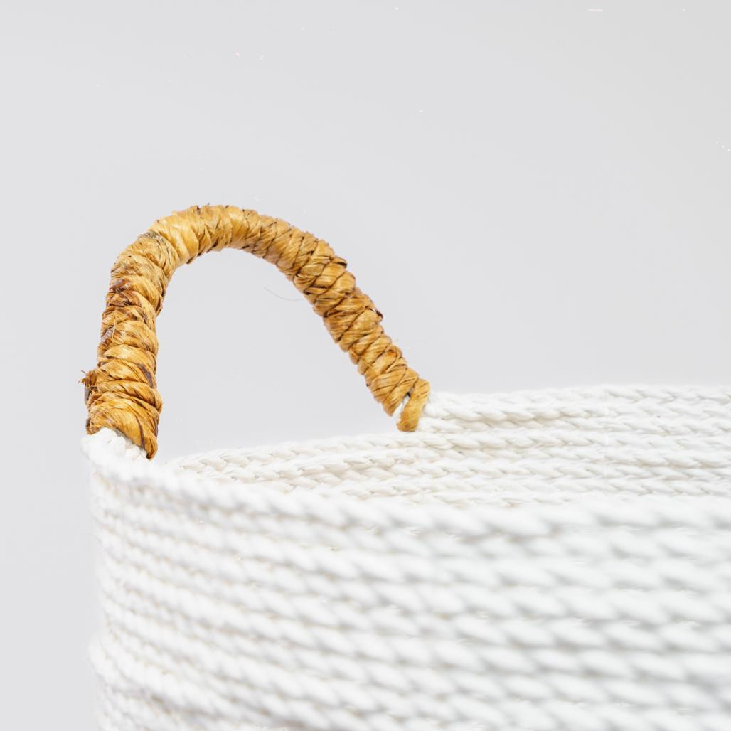 Panier en fibre végétale écru et marron M Izia Panier en fibre végétale écru et marron M Izia