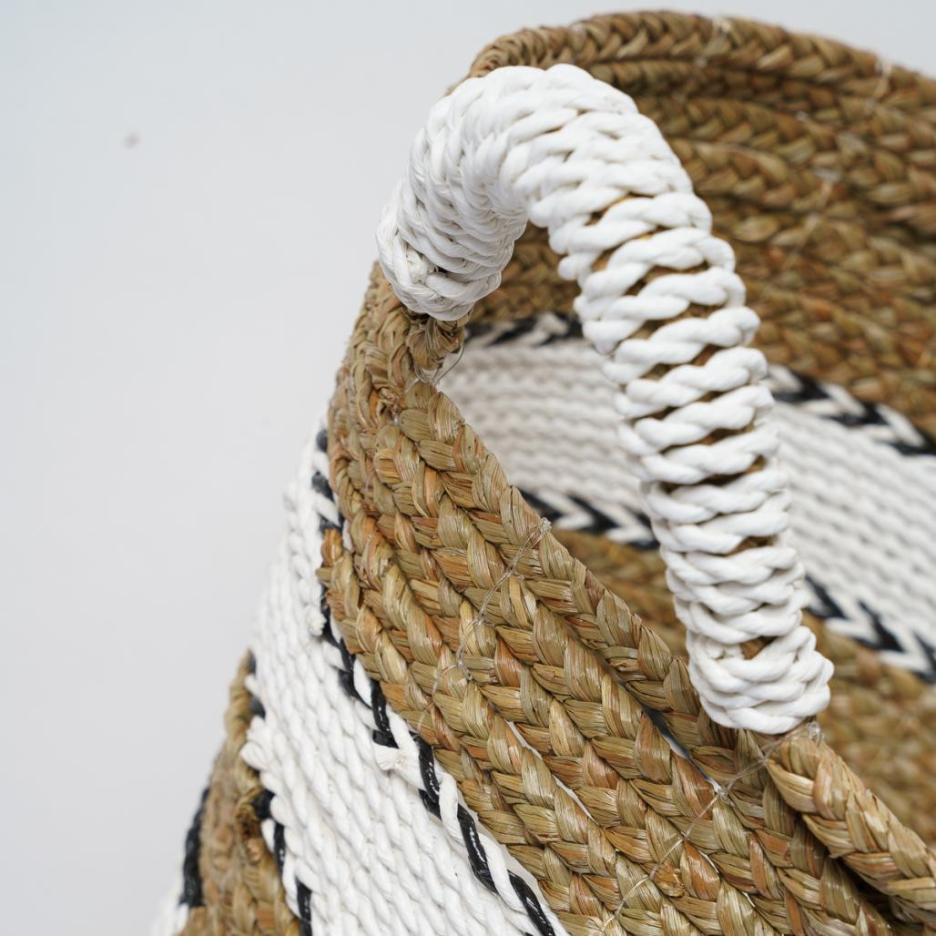 Panier tressé en jacinthe d'eau L Cassi Panier tressé en jacinthe d'eau L Cassi