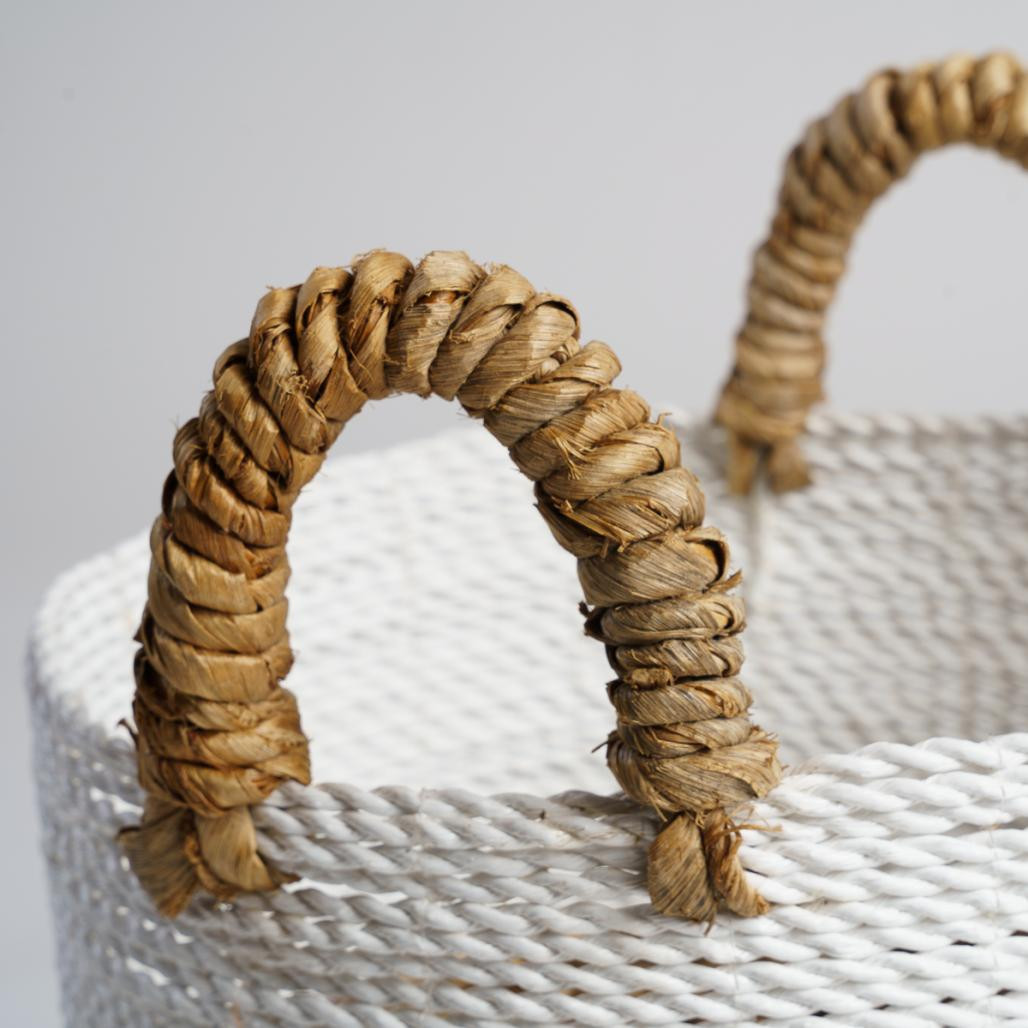 Panier en jacinthe d'eau écru et marron M Mizu Panier en jacinthe d'eau écru et marron M Mizu