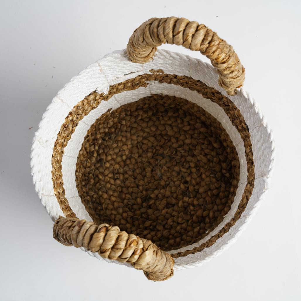 Panier en jacinthe d'eau écru et marron S Mizu Panier en jacinthe d'eau écru et marron S Mizu