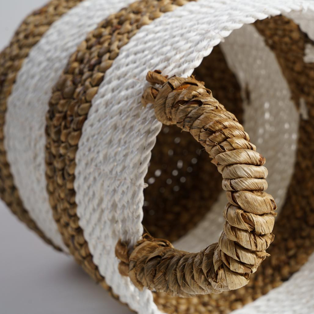 Panier en jacinthe d'eau écru et marron S Mizu Panier en jacinthe d'eau écru et marron S Mizu