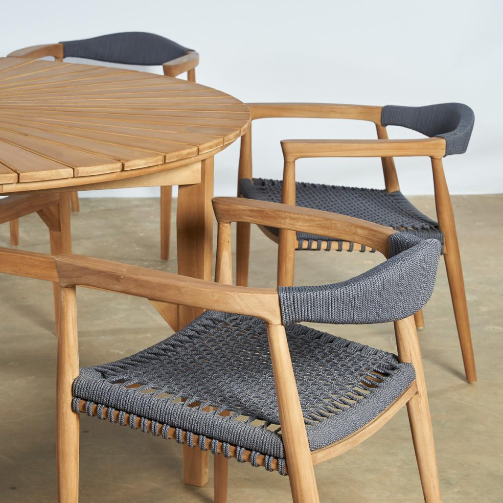 Ensemble table ronde en teck et 6 fauteuils en teck et corde Ensemble table ronde en teck et 6 fauteuils en teck et corde