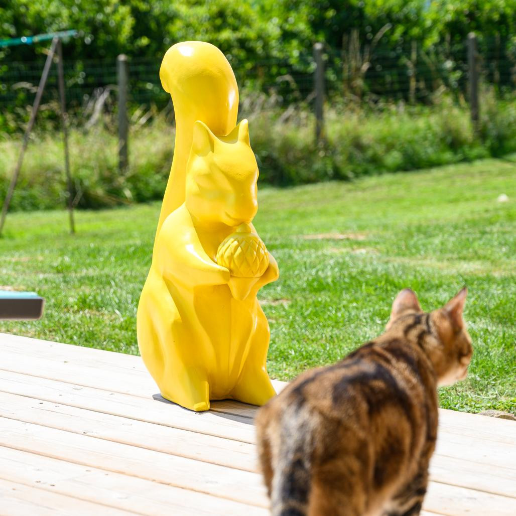 Statue écureuil de jardin jaune 64 cm Statue écureuil de jardin jaune 64 cm