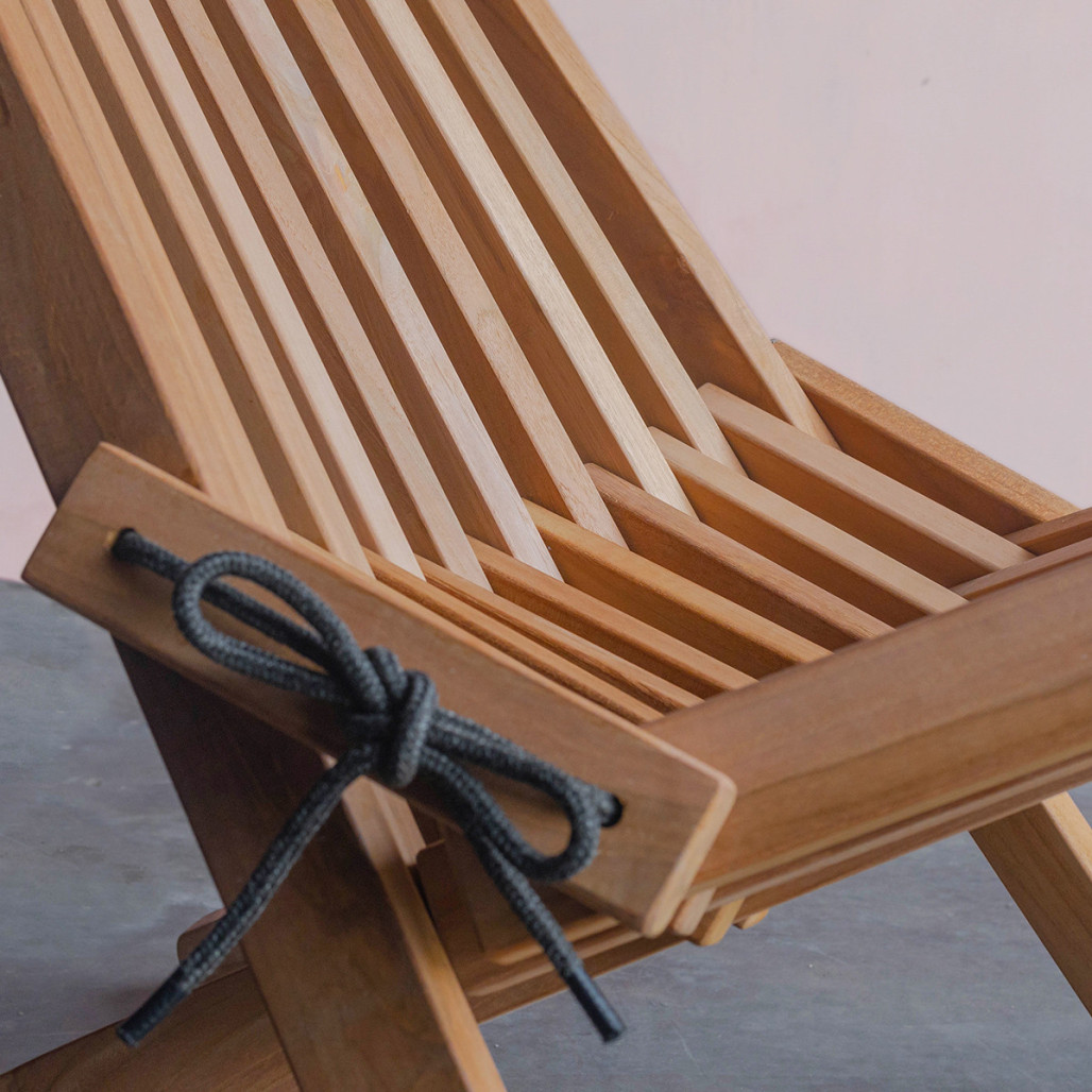 Chaise de jardin en teck Wanda Collection avec coussin appui-tête gris Chaise de jardin en teck Wanda Collection avec coussin appui-tête gris