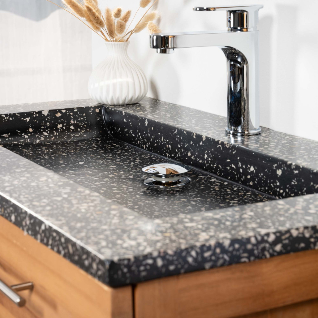 Meuble salle de bain en teck avec plan en terrazzo noir Bagster 80 cm Meuble salle de bain en teck avec plan en terrazzo noir Bagster 80 cm