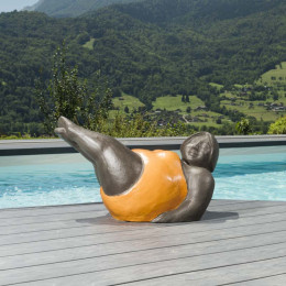 Estatua mujer contemporánea naranja