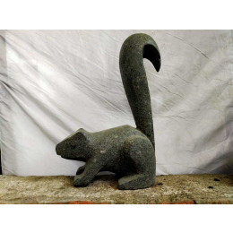 Sculpture de jardin en pierre volcanique ecureuil debout 50 cm