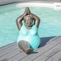 Statue moderne femme ronde position yoga turquoise