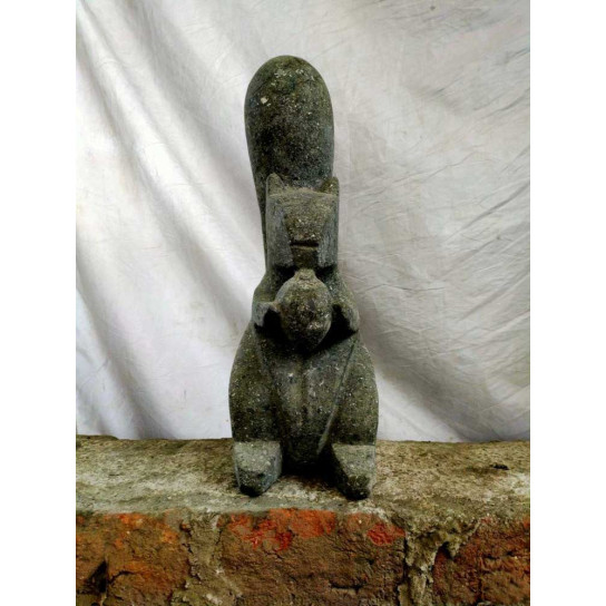 Déco jardin sculpture en pierre écureuil assis 50 cm