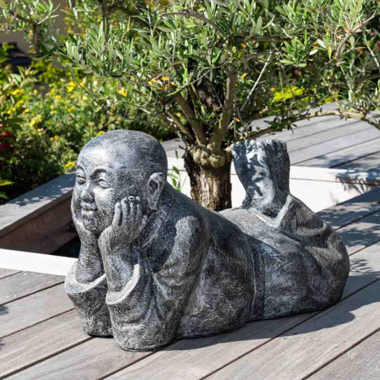 Estatua monje tumbado pátina gris
