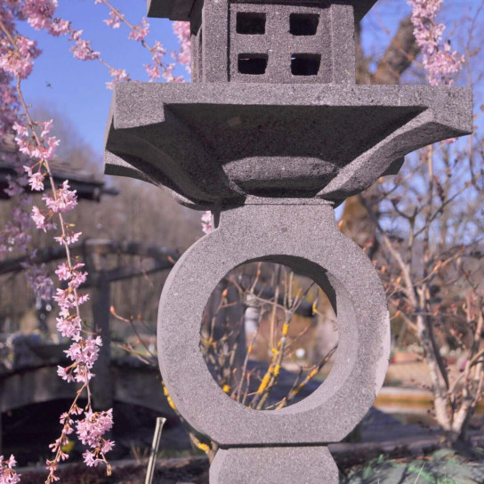Lanterne japonaise pagode zen en pierre de lave 105 cm