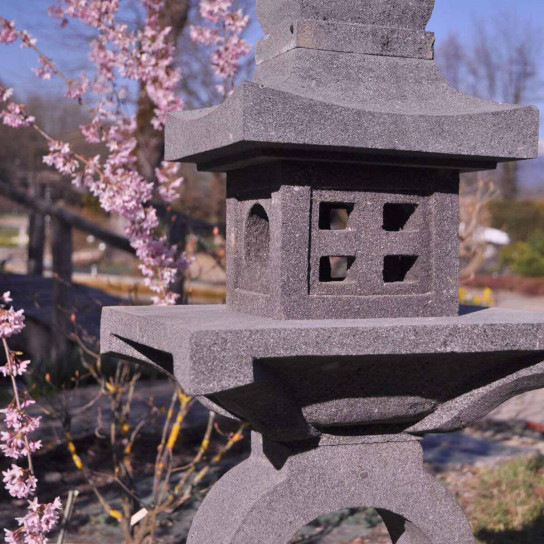 Lanterne japonaise pagode zen en pierre de lave 105 cm